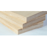 Sperrholz wird durch Verleimen dünner Holzfurniere hergestellt. Die Furniere werden kreuzweise übereinander verleimt, wobei die Furnierfasern jeder aufeinanderfolgenden Lage einen 90°-Winkel bilden, um die Festigkeit des Sperrholzes zu erhöhen. Das Sperrholz besteht aus mindestens drei Furnierschichten mit einer Dicke von 1,4 - 3,2 mm.
Der Feuchtigkeitsgehalt des Sperrholzes bei der Auslieferung ab Werk beträgt normalerweise 7-12 %. Änderungen des Feuchtigkeitsgehalts können sich auf die Abmessungen des Sperrholzes auswirken.
Für die Verwendung im Freien muss das Sperrholz die richtige Oberflächenbehandlung aufweisen. Die Kanten müssen gegen das Eindringen von Feuchtigkeit geschützt werden.
Qualität der BB /CP-Behandlung : BB - Die Fläche wird gesäubert, bis zu 10 Stück pro m2, bis zu 25% der Fläche im Kern, MCP (STD) Kernauslenkungen - geräumte Fläche
