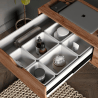 Entdecken Sie die Zubehörserie Tidy, die Lösung für die Organisation und Maximierung des Platzes in Küchen- oder Badmöbeln.
Sie können frei miteinander kombiniert werden, so dass Sie das Design der Anordnung der Accessoires individuell gestalten können.
Die Ordnungskörbe wurden entwickelt, um Ordnung in den Schubladen Ihrer Küche oder Ihres Badezimmers zu schaffen, und haben die Funktion, Gegenstände zu sortieren und aufzubewahren.
Sie sind in zwei verschiedenen Modellen erhältlich, für Schubladen, die in Module mit einer Mindestbreite von 600 mm oder 900 mm eingebaut werden.
Sie verfügen über ein großes Fassungsvermögen mit einer Höhe von 140 mm, sind leicht zu reinigen und ermöglichen einen einfachen Zugriff auf Küchen- oder Badezimmerzubehör wie Make-up, Toilettenartikel, Schmuck usw.
Je nach gewähltem Modell gibt es 6 Fächer (4 große Fächer 220 x 300 mm und 2 kleine Fächer 220 x 150 mm).
Sie bestehen aus ABS-Kunststoff und sind in elegantem Anthrazitgrau oder Weiß gehalten, den Trendfarben im Badmöbel-Design.