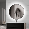 Der Zeus-Spiegel hat ein rundes, hintergrundbeleuchtetes Design mit integriertem LED-Licht. Er projiziert ein dekoratives Licht, das eine gleichmäßige, schattenfreie Beleuchtung für eine gute Sichtbarkeit bietet.
Er ist die beste funktionale und dekorative Lösung für die Beleuchtung Ihres Badezimmers oder jedes anderen Raums in Ihrem Zuhause und spart dank seines energiesparenden Lichts gleichzeitig Energie.
Der dekorative, umlaufende Rahmen ist schwarz lackiert und verleiht dem Spiegel eine Ästhetik, die den aktuellen Trends entspricht. Dank der Schutzart IP44 ist er feuchtigkeits- und spritzwasserbeständig.
Die Montage ist sehr einfach, da alles Notwendige für die Installation enthalten ist.

Runder Badspiegel mit dekorativer LED-Hintergrundbeleuchtung (4000K).
Antibeschlagsystem und Schutzart IP44: feuchtigkeits- und spritzwasserbeständig.
Abmessungen des runden Spiegels: Ø 80cm.
Dicke der Glasoberfläche: 4 mm.
Lumen: 850 lm
Einfache Installation und sichere Lieferung.
Inklusive Halterungen, Montagehaken und Montageanleitung

Anbei finden Sie die Montageanleitung im PDF-Format