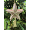 Der rosa Samtstern mit Glitter ist ein origineller Hängeschmuck für Ihren Weihnachtsbaum, der ihm einen Hauch von Luxus und Glitter verleiht. Sie können ihn auch als Dekoration in verschiedenen Weihnachtsgestecken oder Adventskränzen verwenden.

Maße: Gesamtlänge 20cm, Breite 15cm, Dicke 4cm
