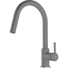 Der Franke FC 6051 Lina ist ein Einhebel-Druckmischer mit 150° Drehung und herausziehbarem Auslauf. Der ausziehbare Auslauf ist mit einem Perlator ausgestattet, der hilft, Wasser zu sparen und gleichzeitig effizientes Spülen und Waschen zu ermöglichen.
Die Armatur ist außerdem mit einem 150 cm langen, geflochtenen Brauseschlauch ausgestattet, der eine große Flexibilität in der Anwendung bietet. Die Länge der Anschlussschläuche beträgt 45 cm, was eine bequeme Installation ermöglicht.
Der Wasserdurchfluss der Franke FC 6051 Lina beträgt 9,3 l/min bei einem Druck von 3 bar. Diese Armatur bietet einen exzellenten Durchfluss und eine hohe Effizienz im Gebrauch und ist damit die ideale Wahl für Haushalte, die eine zuverlässige und effiziente Lösung für ihre Küche suchen.