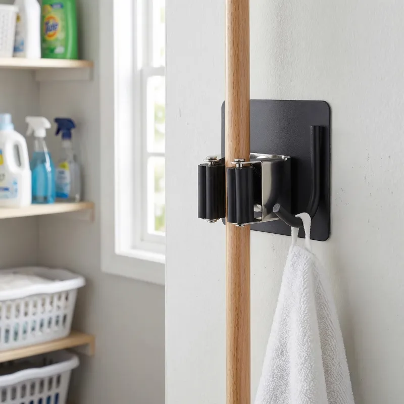 Selbstklebender Besen- oder Mopaufhänger / Schwarz matt