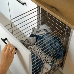 Ausziehbarer Wäschekorb mit Dämpfung und Türbefestigung ORTA / Glänzendes Chrom