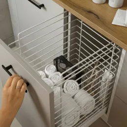 Ausziehbarer Wäschekorb mit Dämpfung und Türbefestigung ORTA / Weiß matt