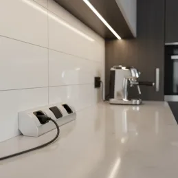 Innen-Steckdosenleiste CORNER SCHUKO 2x 230V mit Schalter / Aluminium