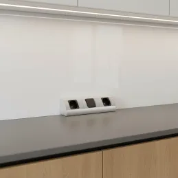 Innen-Steckdosenleiste CORNER SCHUKO 2x 230V mit Schalter / Aluminium