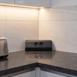 Innen-Steckdosenleiste CORNER SCHUKO 2x 230V + USB A-C / Schwarz matt
