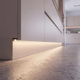 Aluminiumleiste für LED-Sockelbeleuchtung ARIANA mit milchiger Abdeckung / Schwarz matt
