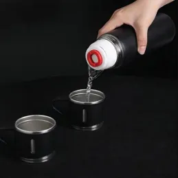 Design-Thermosflasche mit 3 Bechern 400 ml / Schwarz matt
